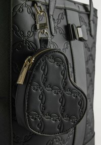 Borsa tote in pelle nera con motivo embossé, hardware color oro e una piccola pochette a forma di cuore attaccata con chiusura a zip.
