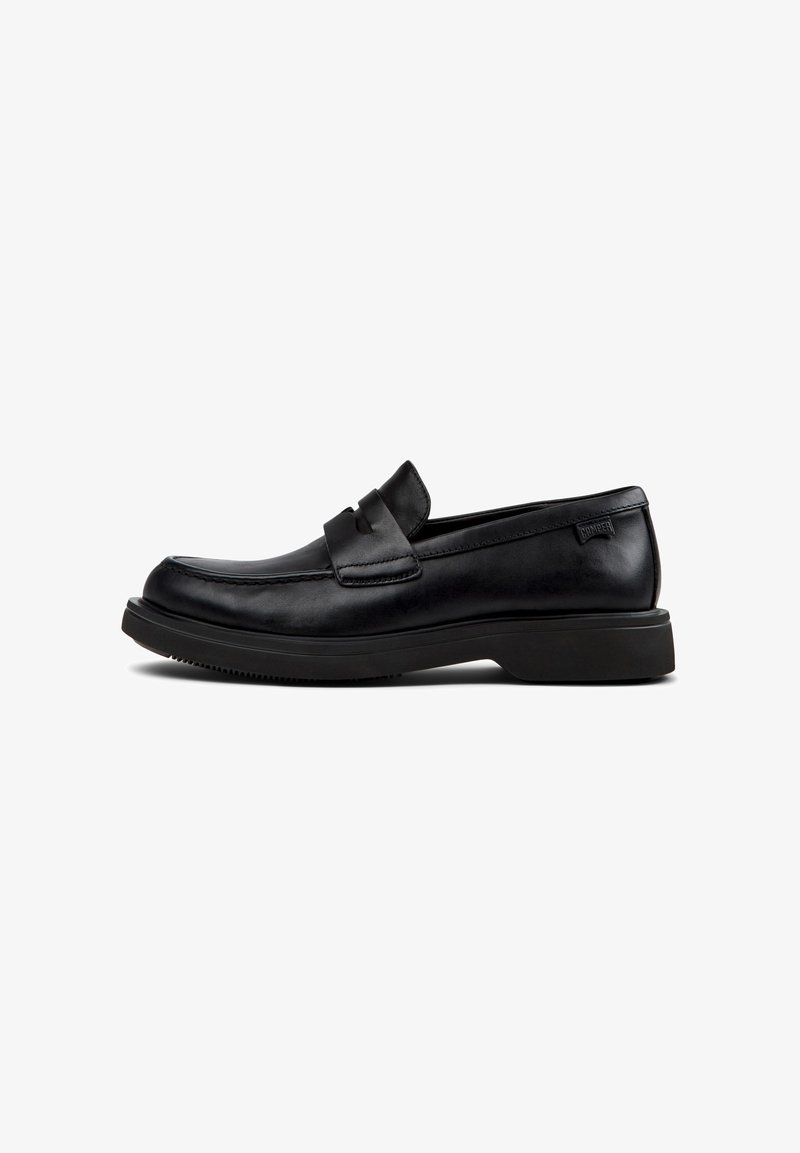 Mocassino nero in pelle senza lacci con punta rotonda, suola bassa e fascia decorativa sulla parte superiore.