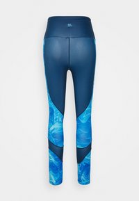 Modré sportovní legíny s vysokým pasem, jednobarevnými námořnickými panely a abstraktními světle modrými mramorovými vzory po stranách.