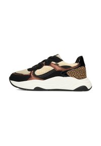 Zapatillas chunky que presentan una combinación de paneles en negro, bronce, crema y estampado animal. Parte superior texturizada con una suela blanca y una suela exterior de goma negra.