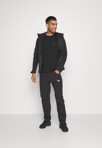 Patagonia BOARDSHORT LOGO POCKET RESPONSIBILI-TEE - Potiskana majica - black/grey