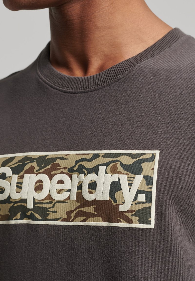 Herren T-Shirts basic | Superdry CORE LOGO INFILL T-Shirt print vintage black/anthrazit - CU36481 Herren T-Shirts basic | Superdry CORE LOGO INFILL T-Shirt print vintage black/anthrazit - CU36481