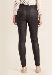 Breal ENG ANLIEGENDE ZAUBER - Pantaloni - noir