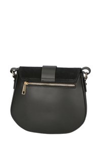 Borsa a mano in pelle nera con forma curvata, pattina in suede, zip dorata e tracolla. Presenta linee semplici e pulite e dettagli hardware minimi.