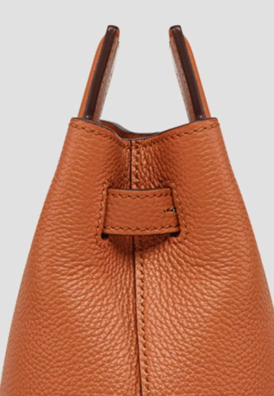 Borsa a spalla in pelle marrone con finitura texture, forma affusolata e manici scuri a contrasto. Presenta una tracolla con anello vicino alla parte superiore.