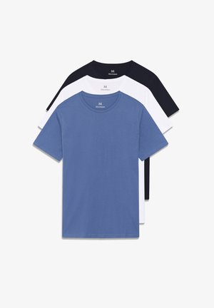 Drei schlichte T-Shirts mit Rundhalsausschnitt in Blau, Weiß und Schwarz, ordentlich gestapelt mit sichtbarem Markenetikett im Kragen.