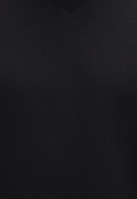 Schwarzes V-Ausschnitt-T-Shirt aus leichtem Baumwollmix; glatte Textur mit minimalen Nähdetails.