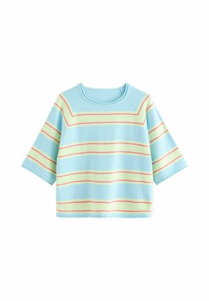 Pulover bleu deschis cu mâneci scurte, cu dungi orizontale verzi și roz. Textură moale, cu guler rotund și croială lejeră.