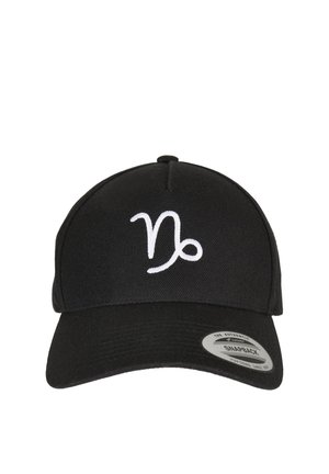 Schwarze Snapback-Cap mit weißem, gesticktem Steinbock-Zeichen auf dem Frontpanel, gebogenem Schirm und Markensticker auf dem Schirm.