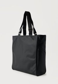 Μαύρη τσάντα ώμου με απαλή, ματ υφή. Διαθέτει διπλές λουριά ώμου, πλαϊνή τσέπη και δομημένο ορθογώνιο σχήμα.