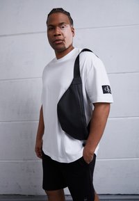 Calvin Klein Jeans MONOLOGO BADGE TEE - T-shirt basic - bright white