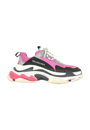 Chunky sneaker i pink, sort og grå med hvid og pink sål, hvide snørebånd og Balenciaga mærkning på siden.