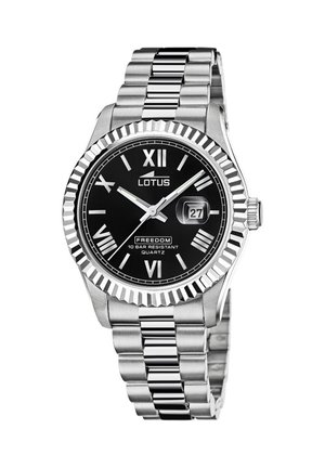 Zilverkleurig metalen armbandhorloge met zwarte wijzerplaat, Romeinse cijfers, datumaanduiding die 27 toont, en "Lotus Freedom" vermelding op de wijzerplaat.