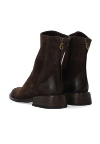 Brązowe botki ze skóry zamszowej o eleganckim designie, wyposażone w niski obcas i boczne zamki błyskawiczne dla łatwego zakładania. Gładka faktura z minimalnymi akcentami.