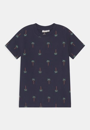 Granatowy t-shirt z krótkim rękawem i okrągłym dekoltem, z wzorem drobnych wyszywanych palm na całej powierzchni.