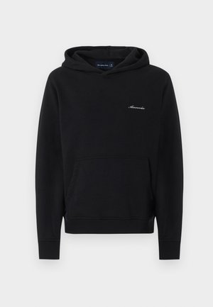 Svart hettegenser med frontlomme i kengurustil og liten hvit "Abercrombie"-logo på venstre bryst.