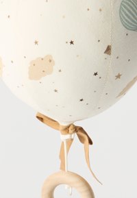 Παιχνίδι αερόστατο από ύφασμα με σχέδια αστεριών και σύννεφων, δεμένο με καφέ κορδέλα, κρεμαστό ξύλινο δαχτυλίδι προσαρτημένο από κάτω.