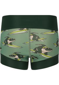 Shorts de bain pour garçon en vert, avec un motif de crocodile de cartoon en train de surfer. Taille élastique, tissu lisse et coupe au-dessus du genou.