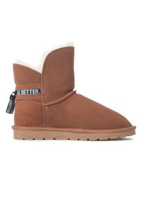 Bota de tobillo de ante marrón con un suave forro de piel sintética blanca, punta redondeada, etiqueta de marca lateral y suela de goma texturizada.
