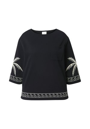 Černý top s tříčtvrtečnými rukávy, který má bílou výšivku palmového stromu na rukávech a lemu. Obsahuje malou přední kapsu. Měkká textura.