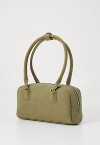 Sac à main olive en matériau doux, de forme rectangulaire avec deux poignées courtes, doté d'une fermeture éclair argentée et d'un design minimaliste.