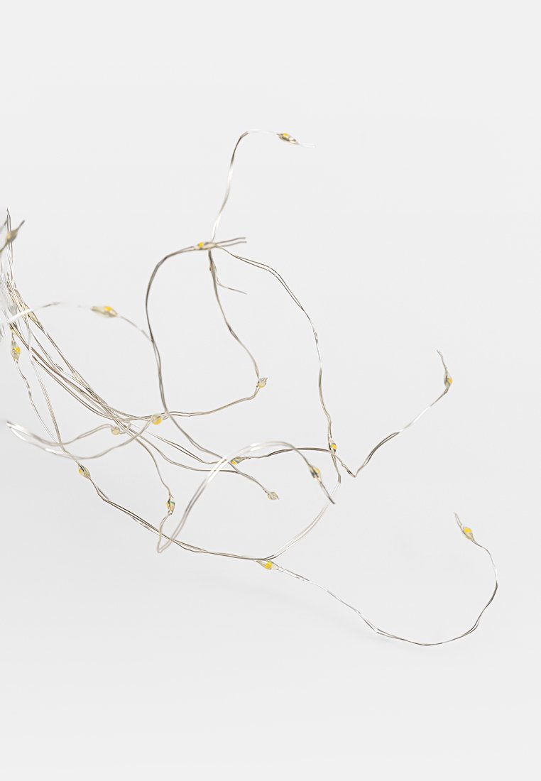 Silberdraht-Lichterkette mit gelben LED-Lampen, die ein flexibles, verdrilltes Design aufweist, das verschiedene Arrangements ermöglicht. Heller und leicht.