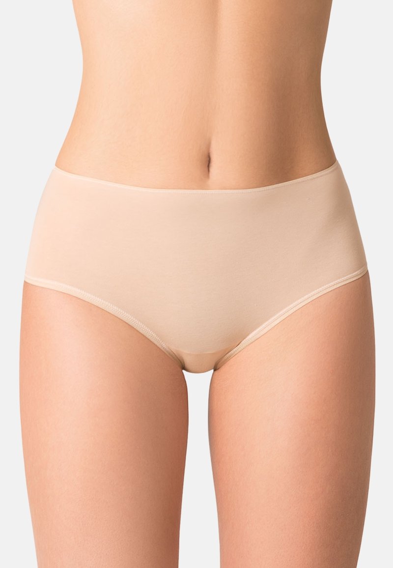 Culotte taille haute beige en matériau doux et extensible. Texture lisse sans coutures visibles, conçue pour le confort et un port discret.