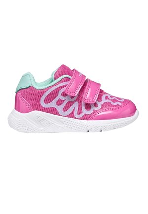 Scarpa da ginnastica rosa per bambini con suola bianca, fodera interna azzurro chiaro, due strap con velcro e motivo decorativo argentato a forma di ala sul lato.