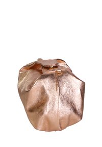 Borsa a tracolla in rosa oro metallizzato con una finitura morbida e testurizzata, forma tondeggiante, chiusura a linguetta e cuciture in evidenza lungo i lati.