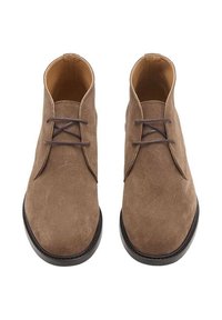 Stivali alla caviglia in suede marrone con punta arrotondata, caratterizzati da un tacco basso e lacci marroni. L'interno è di colore beige, in contrasto con l'esterno.