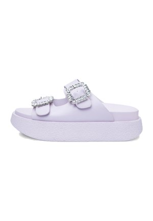 Sandalo a infradito viola con due fibbie quadrate, suola bianca a texture e parte superiore liscia. Presenta un tacco basso per il comfort.