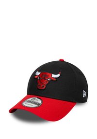 Gorra negra con visera roja que presenta un logo de toro bordado en la parte frontal. Diseño ajustable con tela texturizada.