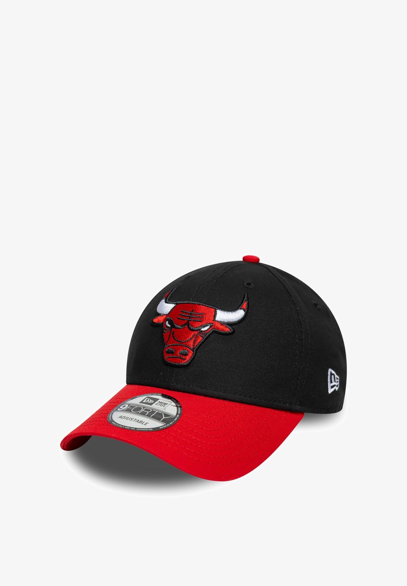 Schwarze Kappe mit rotem Schirm, die ein gesticktes Bullen-Logo vorne hat. Verstellbares Design aus strukturiertem Stoff.