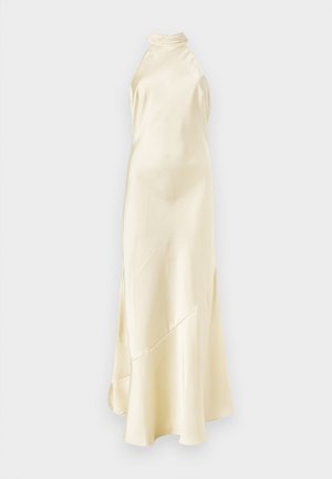 Κρεμ σατέν μάξι φόρεμα με halter neck, ελαφρώς φαρδύ τελείωμα και διακριτικές ραφές σε απλό φόντο.