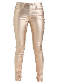 Jeans skinny en rosa dorado metalizado con una textura suave y brillante. Presentan un diseño clásico de cinco bolsillos y cierre frontal con botón.