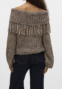 Sweter dzianinowy z odkrytymi ramionami w odcieniach brązu i kremu, z teksturowanym wzorem i frędzlami wzdłuż kołnierza.