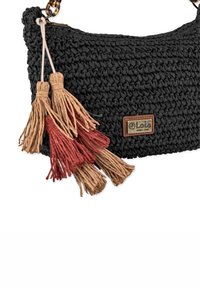 Bolso de mano tejido en negro con un diseño texturizado, complementado por borlas en tono marrón y rojo y una etiqueta de logo en cuero marrón. Incluye una cadena como asa.