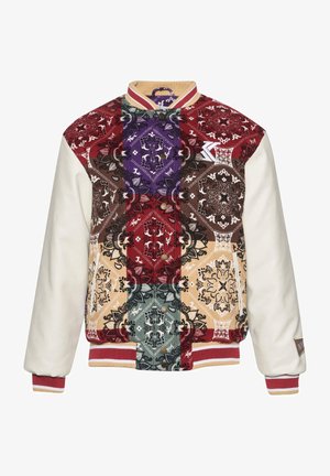 Giacca varsity con un design in patchwork nei colori rosso, viola, verde e crema, arricchita da motivi intricati e dettagli con bottoni dorati.