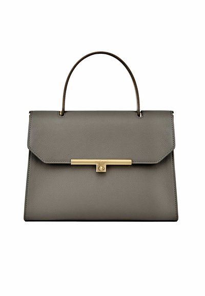 Siva usnjena torbica s strukturo z zgornjim ročajem in pravokotno zlatkasto sponko na sprednji zanki.