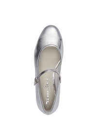 Chaussure plate Mary Jane argentée avec bout arrondi, fine bride réglable et semelle intérieure beige marquée "Tamaris", vue de dessus.