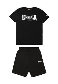 T-shirt noir Lonsdale London et short noir assorti avec taille à cordon, tous deux ornés de logos de marque blancs.