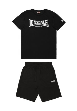 Schwarzes Lonsdale London T-Shirt und passende schwarze Shorts mit Kordelzugbund, beide mit weißen Markenlogos versehen.