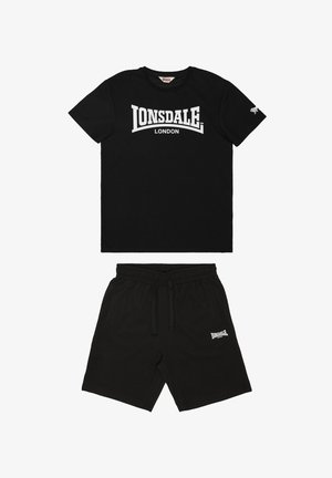 Schwarzes Lonsdale London T-Shirt und passende schwarze Shorts mit Kordelzugbund, beide mit weißen Markenlogos versehen.