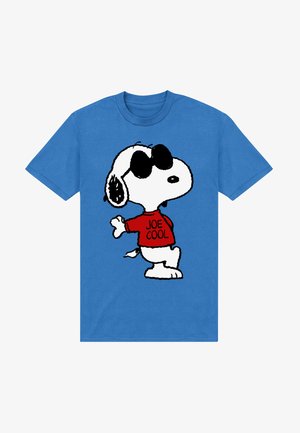 T-shirt blu con Snoopy che indossa occhiali da sole neri e una maglietta rossa con la scritta "JOE COOL".