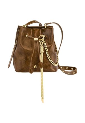 Hnedá kožená kabelka typu bucket s zlatým reťazcom, zatváraním na sťahovaciu šnúrku a béžovým strapcom z lana na bielom pozadí.