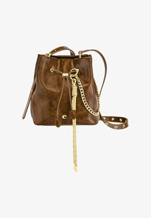 Bolso de cuero marrón tipo cubo con cadena dorada, cierre de cordón y detalle de borla con cuerda beige sobre fondo blanco.