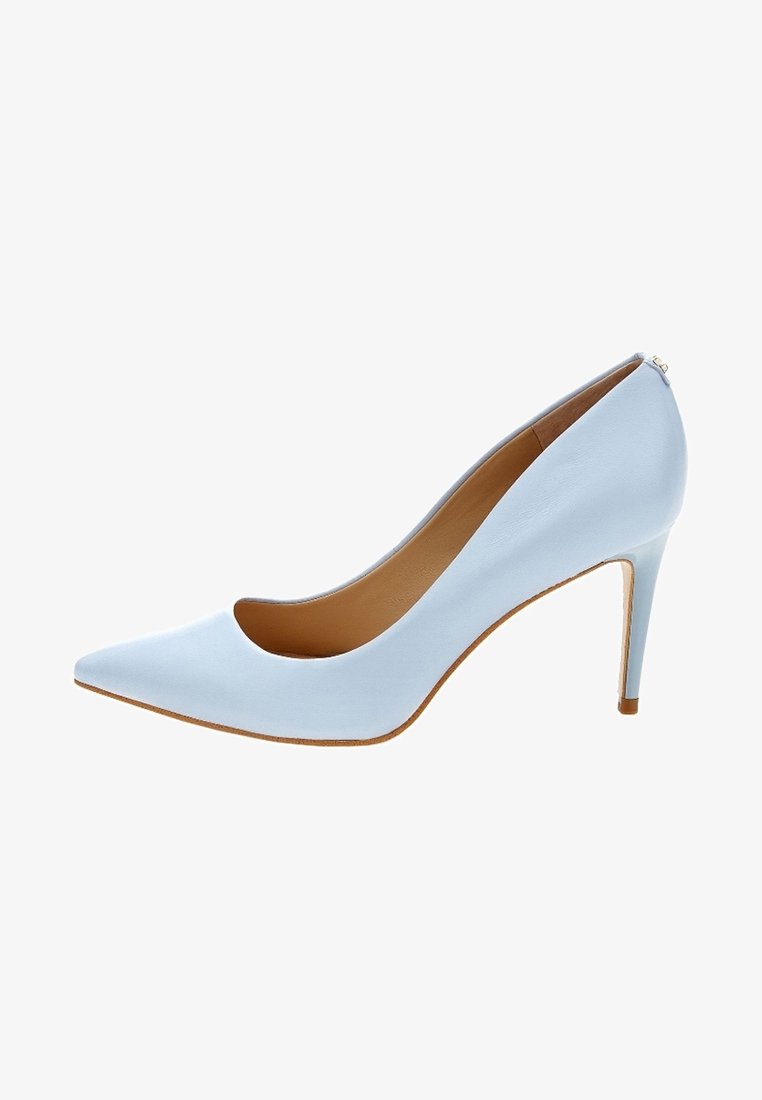 Chaussure à talon haut bleu clair à bout pointu avec un talon fin et une doublure intérieure beige sur fond blanc.