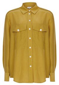 Blouse jaune moutarde, design à boutons, manches longues, deux poches poitrine, texture lisse et accents de boutons blancs.