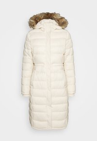 Biała, ocieplana kurtka zimowa z futrzanym kapturem, gładką teksturą, długimi rękawami i pionowym pikowaniem. Zamek błyskawiczny z przodu.