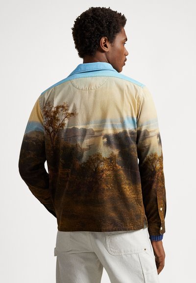 Vyriški marškiniai mygtukais su žemės tonų kraštovaizdžio piešiniu, šviesiai mėlynu apykakliu ir tekstūruota medžiaga. Galinė dalis rodo detalią vaizdinę informaciją.